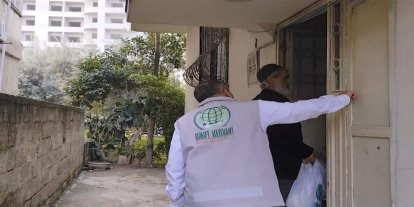 Umut Kervanı Tarsus'ta ihtiyaç sahibi ailelere yardım ulaştırdı