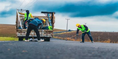 Batman'da köy yollarında yol çizgi ve işaretlemeleri yapıldı