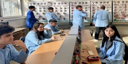 Meslek lisesi öğrencileri, elektrik panosuyla kodlama robotu üretiyor