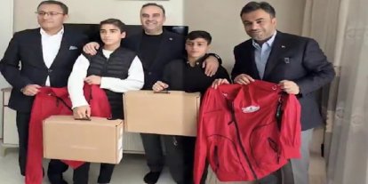 Bakan Kacır yolda buldukları altın dolu çantayı yetkililere teslim eden çocukları ödüllendirdi