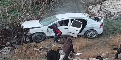 Kontrolden çıkan otomobil dereye düştü: 1 ölü 2 yaralı