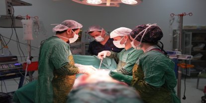 Böbrek ve üst bezlerinde bulunan 2 kilogramı aşkın dev tümör başarıyla çıkarıldı