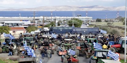 Yunanistan’da yolsuzluk iddialarıyla başlayan çiftçilerin eylemleri devam ediyor