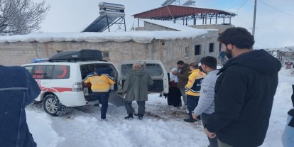 Karla kapalı köy yolunda zamanla yarış: Rahatsızlanan kadın hastaneye ulaştırıldı