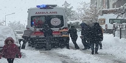 Batman'da ambulans yokuşta mahsur kaldı