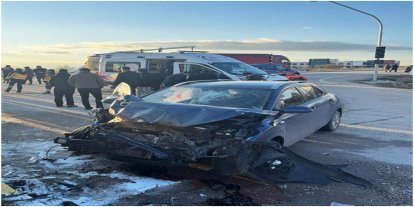 Öğrenci servisi ile otomobil çarpıştı: 18 yaralı