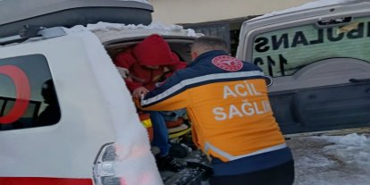 Siirt'te yaralanan 7 yaşındaki çocuk karlı yollar aşılarak hastaneye ulaştırıldı