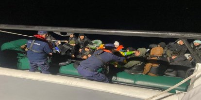 İzmir açıklarında 50 düzensiz göçmen yakalandı