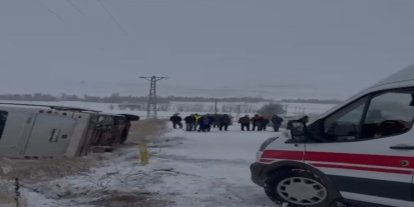 Adana'da işçileri taşıyan minibüs karda devrildi: Yaralılar var