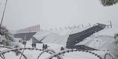 Diyarbakır'da yoğun kar etkili oldu: Çatılar araçların üzerine çöktü