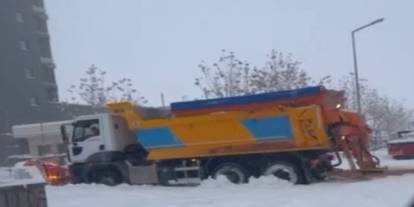 Kar Diyarbakır'ı teslim aldı: Küreme aracı bile yolda kaldı