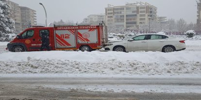 Diyarbakır'da otomobil itfaiye aracına çarptı