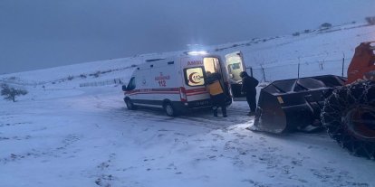 Hasankeyf'te kar engelini aşan ekipler hamile vatandaşa ulaştı