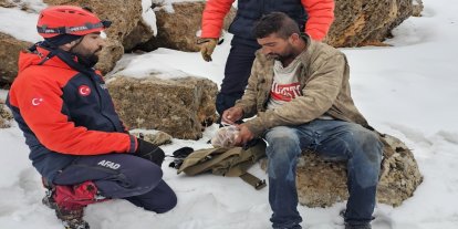 Mardin'de karda mahsur kalan çoban kurtarıldı