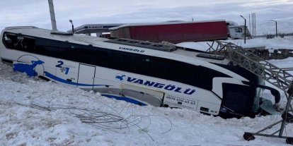 Van’da yolcu otobüsü ile kar temizleme aracı çarpıştı: 19 yaralı