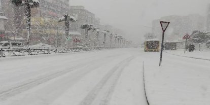 Bursa’da kar nedeniyle eğitime ara verildi