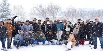 Bingöl'de Afrikalı öğrenciler kar sevinci yaşadı