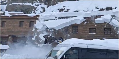 ​Bitlis’te çatıda biriken kar kütleleri iş makinesinin üzerine düştü