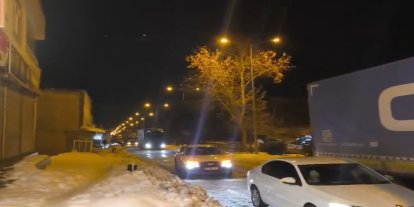 Diyarbakır'da buzlanma nedeniyle onlarca araç yolda kaldı