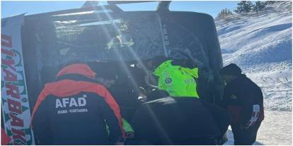 Kars'ta yolcu otobüsü kaza yaptı: 17 yaralı