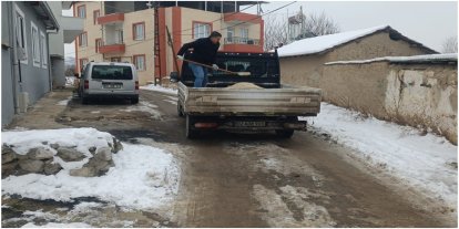 Battalgazi Belediyesi'nin buzlanmaya karşı tuzlama çalışması sürüyor