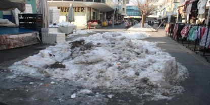 Batman'da pazarcı ve vatandaşlardan kar ve buz tepkisi