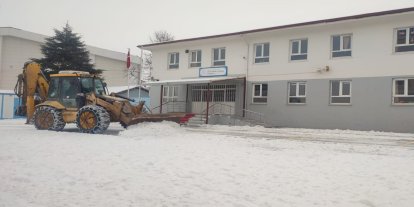 Malatya'da okul bahçelerinde kar temizliği