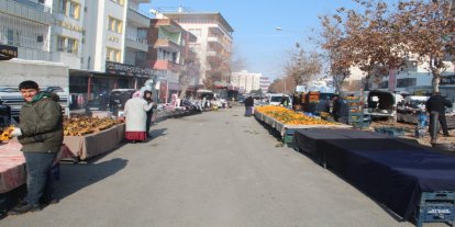 Dondurucu soğuk semt pazarlarını vurdu: Esnaf tezgâh açmakta zorlanıyor