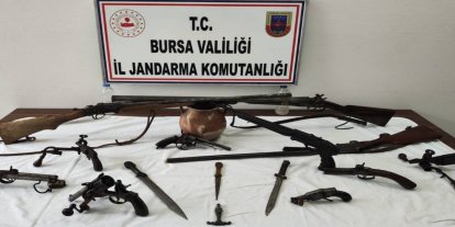 Bursa’da tarihi eser operasyonu: Çok sayıda tarihi silah ve obje ele geçirildi