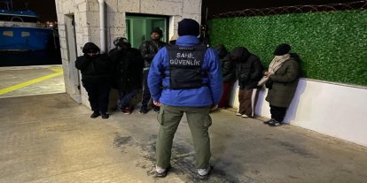 İzmir’de 10 düzensiz göçmen ve 3 kaçakçı yakalandı