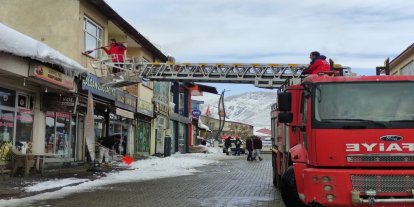 Bingöl Karlıova’da tehlike oluşturan buz sarkıtları itfaiye aracıyla düşürülüyor