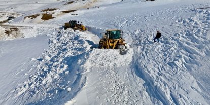 Şirvan’da çığ alarmı: Köy yolu gece saatlerinde yeniden ulaşıma açıldı