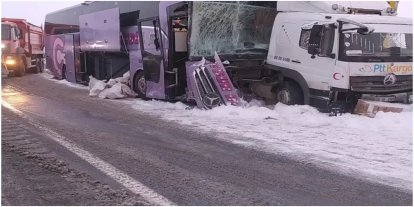 Kars’ta yolcu otobüsü kargo kamyonuna çarptı: 9 yaralı