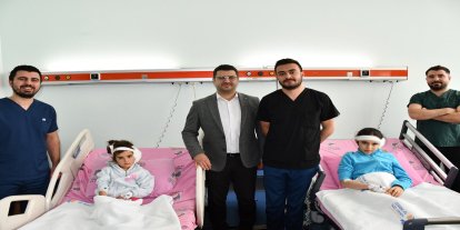Dünya ile iletişimleri kesilen kuzenler koklear implantla hayat buldu