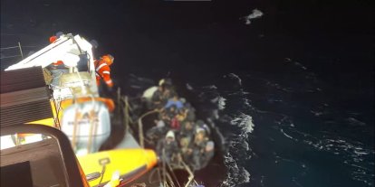 İzmir açıklarında göçmen botu battı: 1 ölü, 7 kişi kayıp