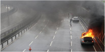 Yenikapı’da seyir halindeki araç alev aldı, trafik tek şeride düşürüldü