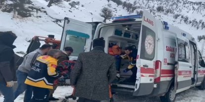 Karla kapalı yol 6 saat sonra açıldı, 63 yaşındaki hasta tedavi için hastaneye ulaştırıldı