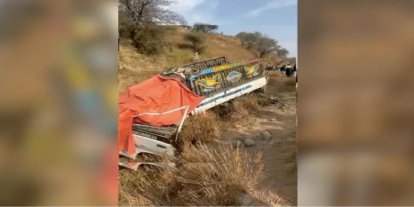 Keşmir'de kamyonet uçuruma yuvarlandı: 4 ölü 6 yaralı