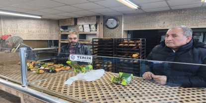 Siirt'te bir fırın Miraç Kandili vesilesiyle vatandaşlara çeşitli ikramlarda bulundu