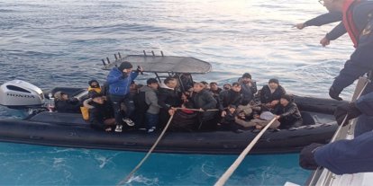 İzmir açıklarında 61 düzensiz göçmen yakalandı