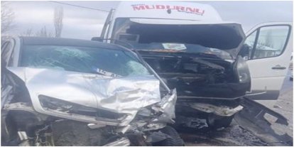 Bolu’da minibüs ile otomobil çarpıştı: Bir ölü 9 yaralı