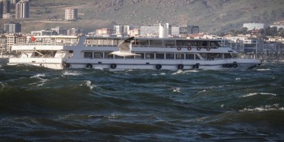 Güney Marmara'da feribot seferlerine fırtına engeli