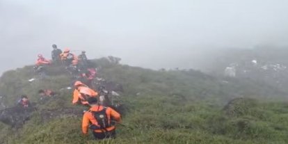 Endonezya’da 11 yolcusuyla kaybolan uçağın enkazı bulundu