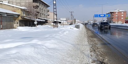 Ağrı’da çatılar çöktü, vatandaş kaldırıma hasret kaldı