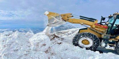 Siirt’te karla mücadele seferberliği: 2 metrelik kar tünelleri aşıldı, köy yolları açıldı