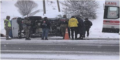 Bitlis-Van yolunda minibüs devrildi: 4 yaralı