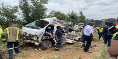 Güney Afrika'da öğrenci servisi kamyonla çarpıştı: 12 ölü