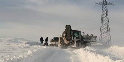Taşlıçay’da mahsur kalan araçlar kurtarıldı