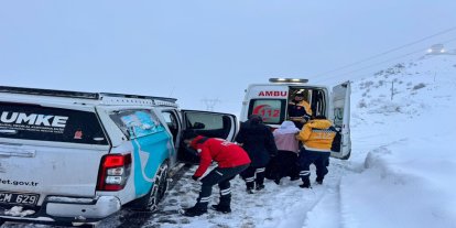 Diyarbakır’da yoğun kar yağışı sırasında acil hastalara müdahale edildi
