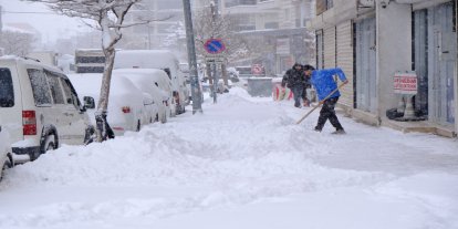 Van’da yoğun kar yağışı etkisini sürdürüyor